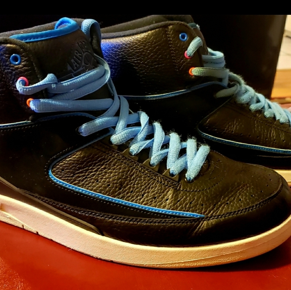 Jordan Retro 2 Black & Carolina blue